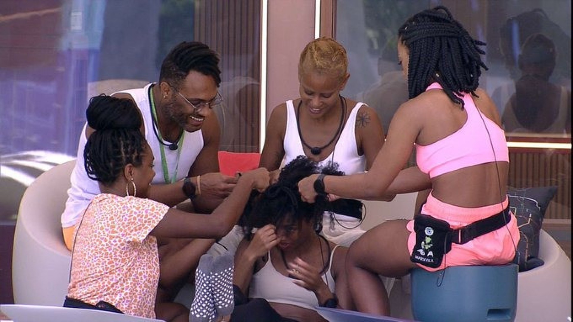 Tina tira tranças com ajuda de brothers negros no 'BBB 23' - Reprodução/Globoplay