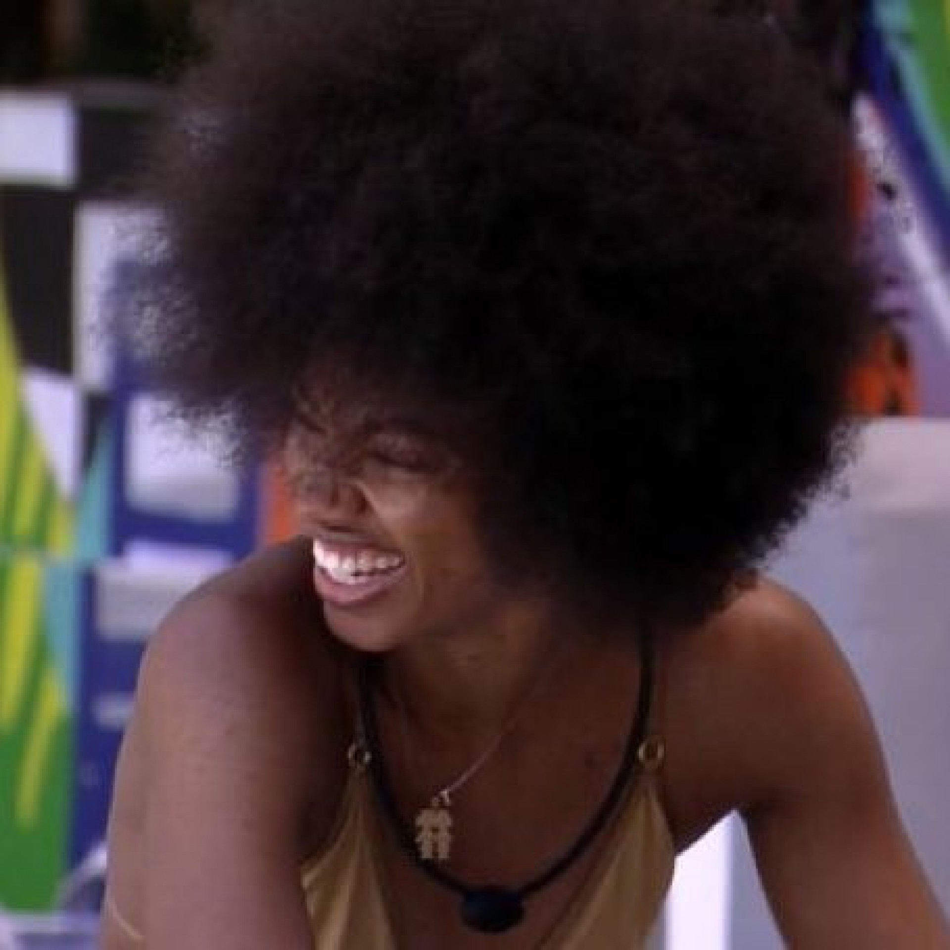 Tina tira tranças com ajuda de brothers negros no 'BBB 23' - Reprodução/Globoplay