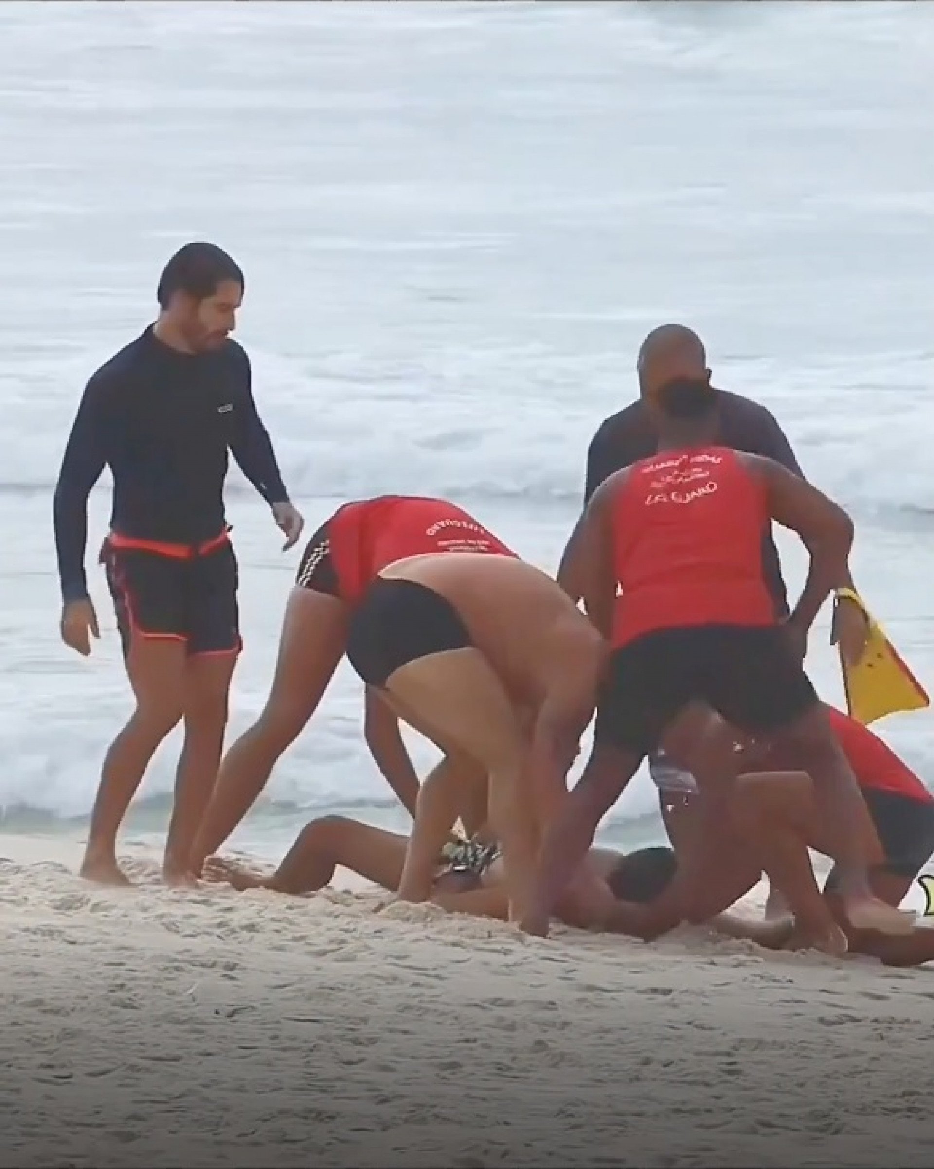 Momento em que Danilo Folly Rodrigues &eacute; reanimado por homens do Corpo de Bombeiros, na Praia da Barra