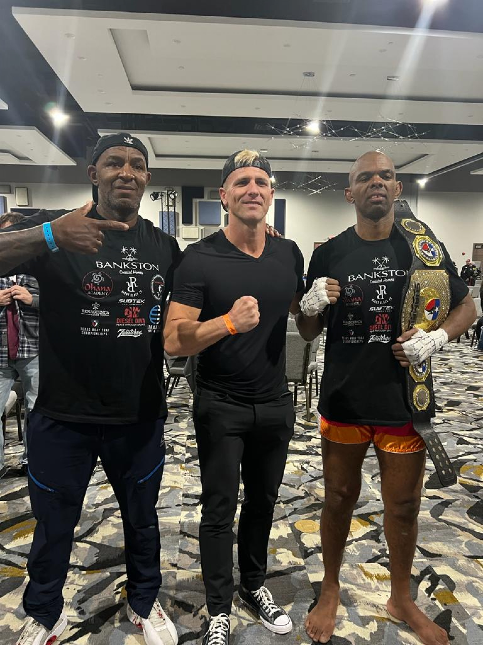 Washingthai (direita) com o cintur&atilde;o, o empres&aacute;rio Zack Bankston e treinador Jorge Eduardo - Divulga&ccedil;&atilde;o