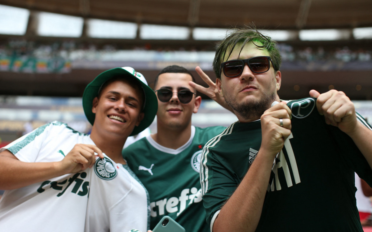 Flamengo's fans pose for a picture ahead of the Brazilian Super Cup football match between Palmeiras and Flamengo at the Arena BRB Mane Garrincha stadium in Brasilia on January 28, 2023.
SERGIO LIMA / AFPFlamengo's fans pose for a picture ahead of the Brazilian Super Cup football match between Palmeiras and Flamengo at the Arena BRB Mane Garrincha stadium in Brasilia on January 28, 2023.
SERGIO LIMA / AFP