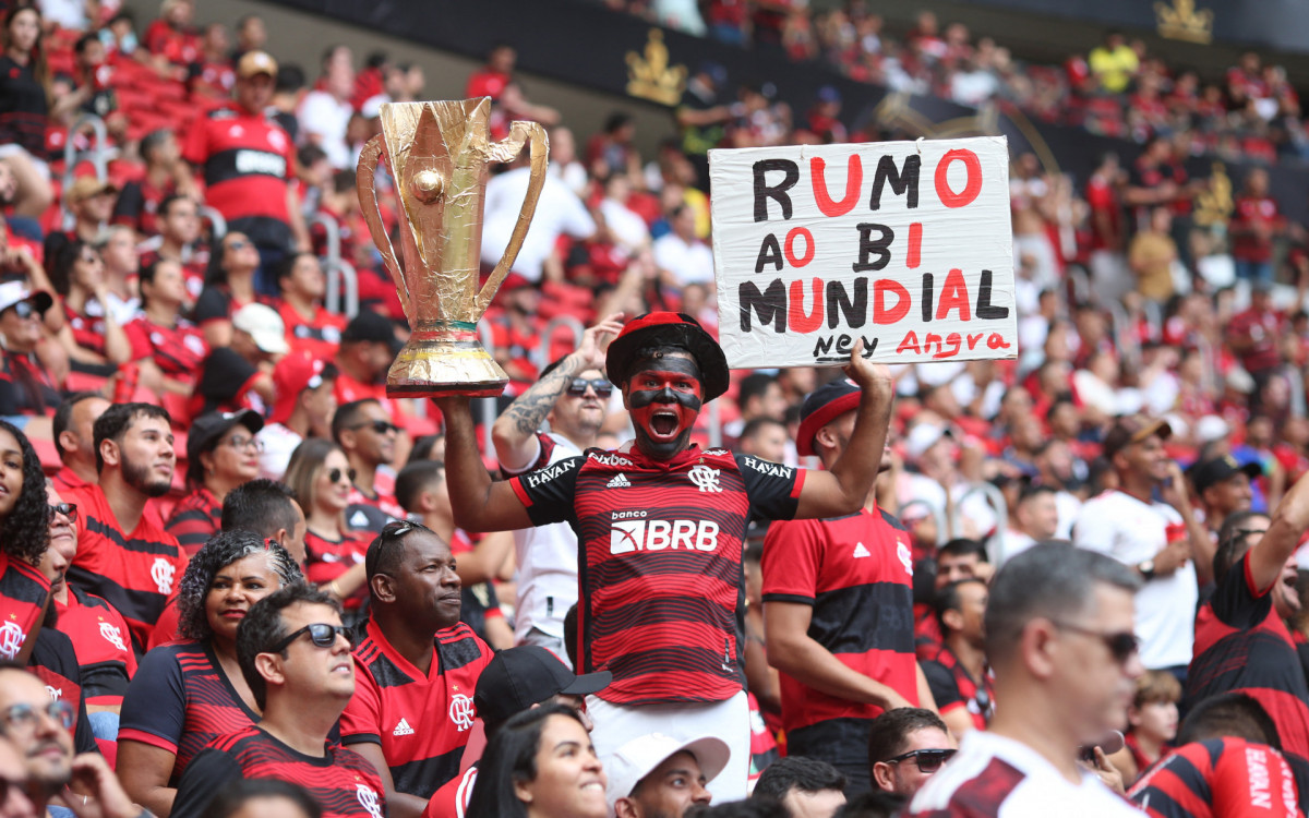 Flamengo's fans pose for a picture ahead of the Brazilian Super Cup football match between Palmeiras and Flamengo at the Arena BRB Mane Garrincha stadium in Brasilia on January 28, 2023.
SERGIO LIMA / AFP
