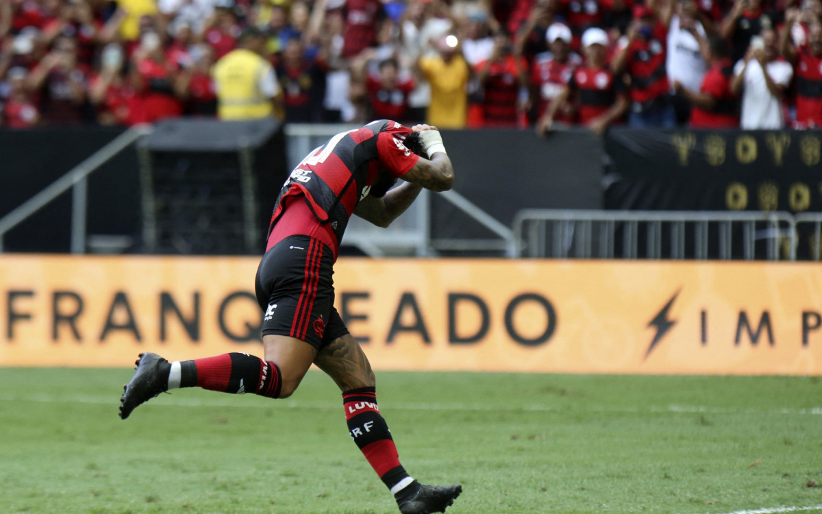 Brazil's Flamengo Gabriel Barbosa shoots a penalty to score against Palmeiras during the Brazilian Super Cup football match between Palmeiras and Flamengo at the Arena BRB Mane Garrincha stadium in Brasilia on January 28, 2023.
SERGIO LIMA / AFP