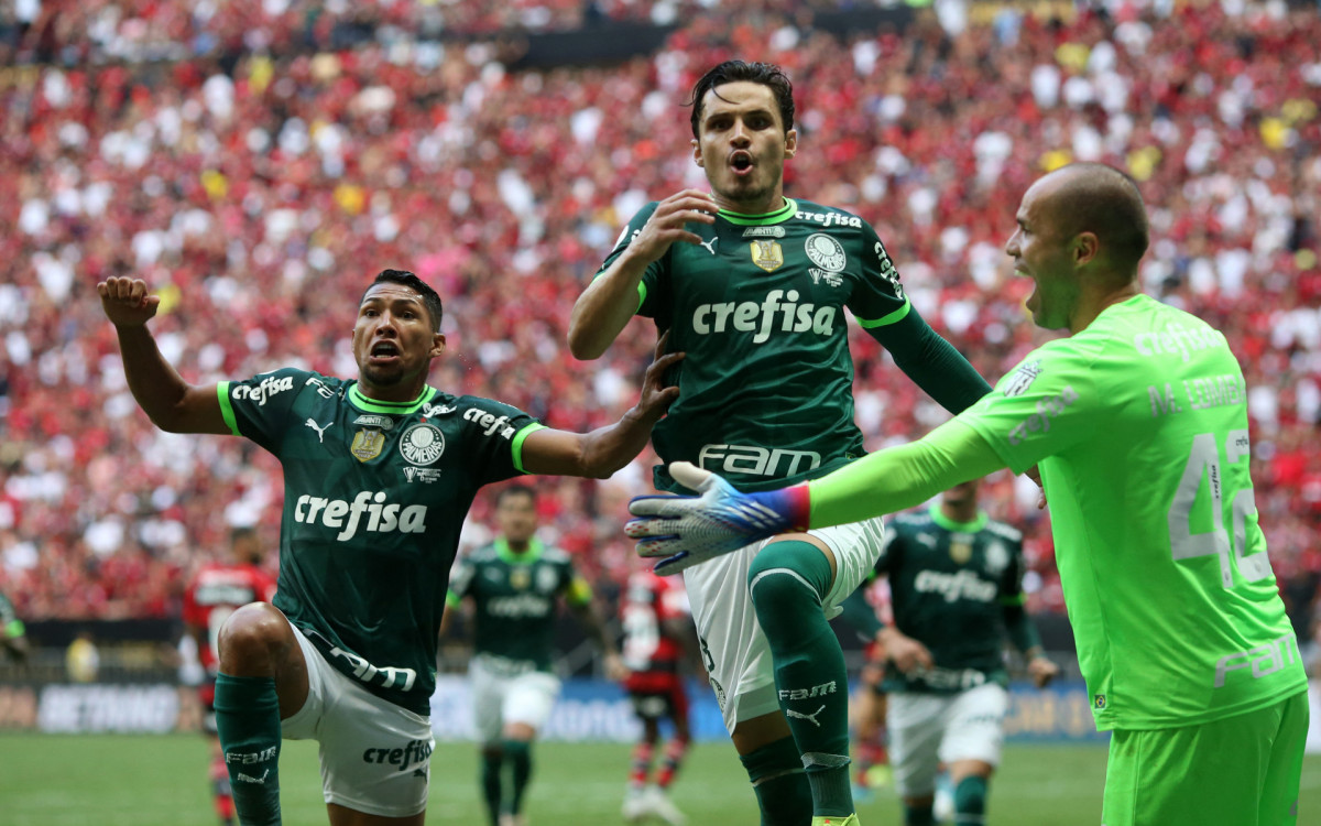 Palmeiras' Raphael Veiga (C) celebrates after scoring against Flamengo during the Brazilian Super Cup football match between Palmeiras and Flamengo at the Arena BRB Mane Garrincha stadium in Brasilia on January 28, 2023.
SERGIO LIMA / AFP