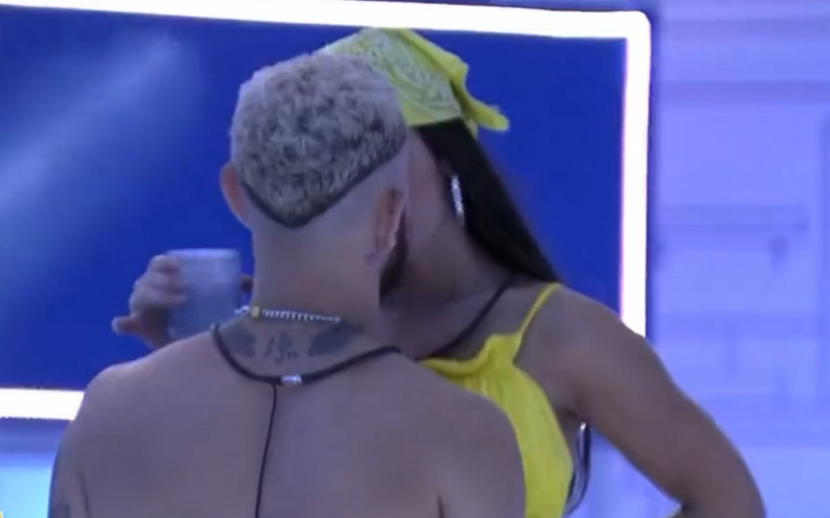 Fred e Larissa se beijam 