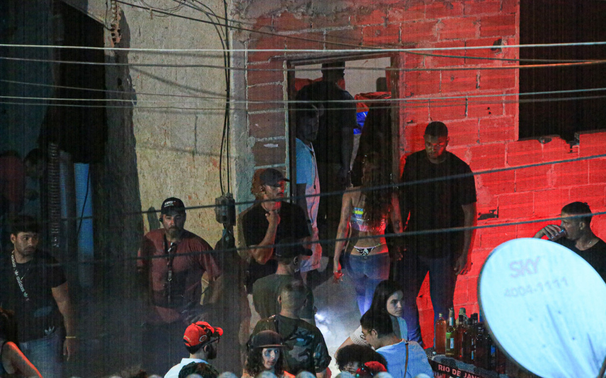 Anitta grava clipe em comunidade da Zona Oeste do Rio