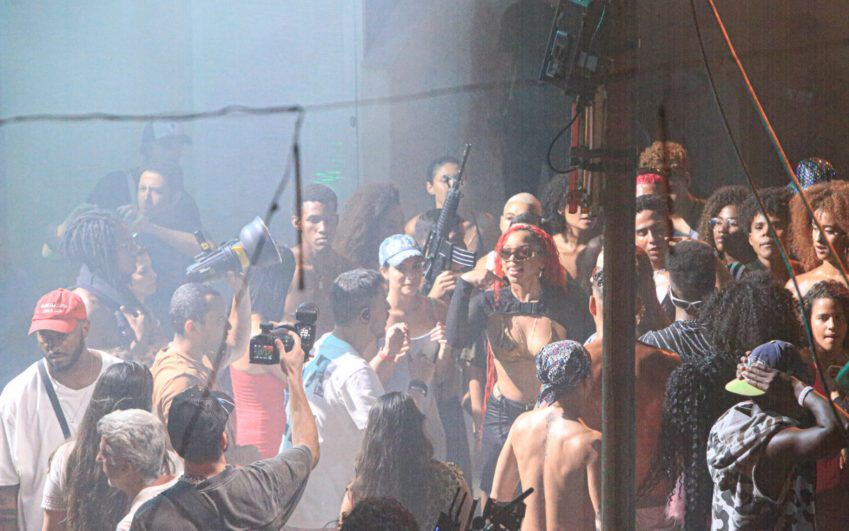 Anitta grava clipe em comunidade da Zona Oeste do Rio