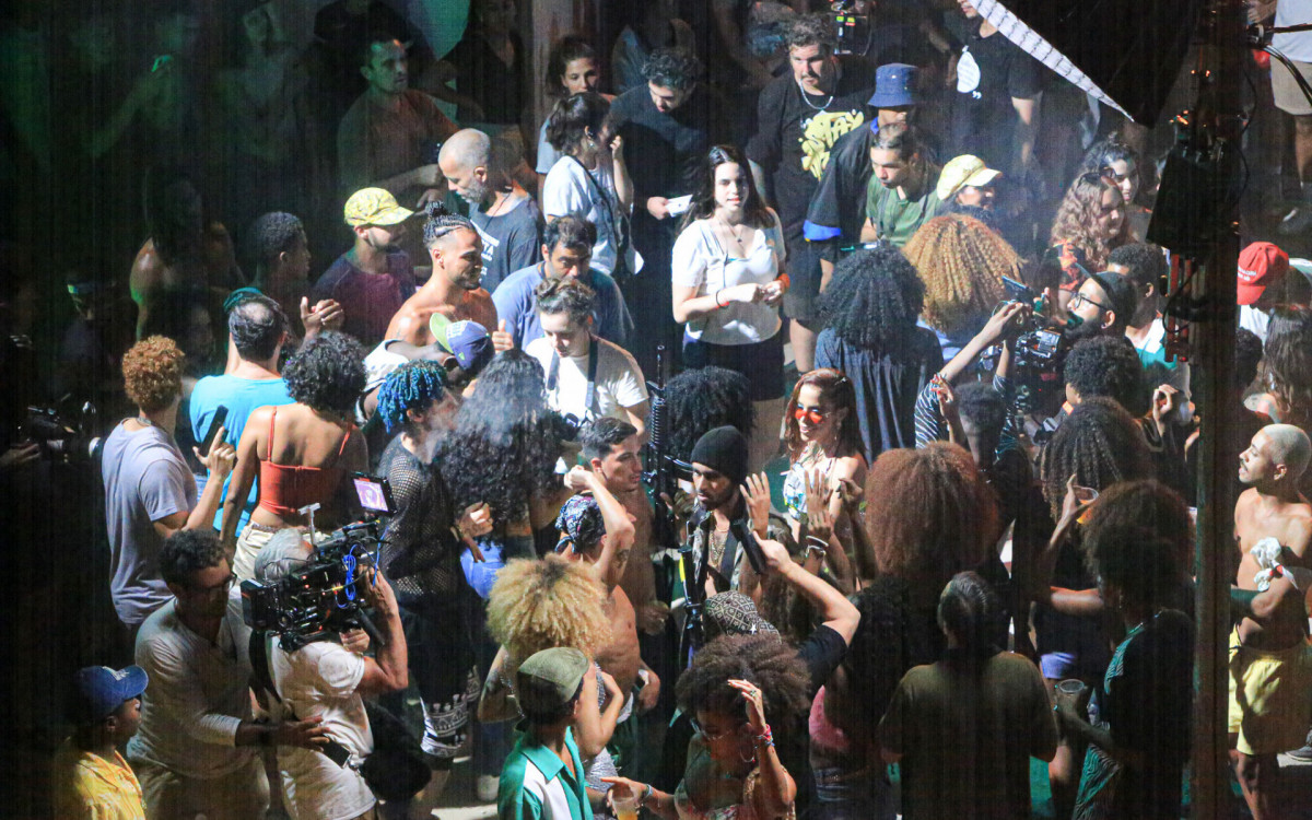 Anitta grava clipe em comunidade da Zona Oeste do Rio