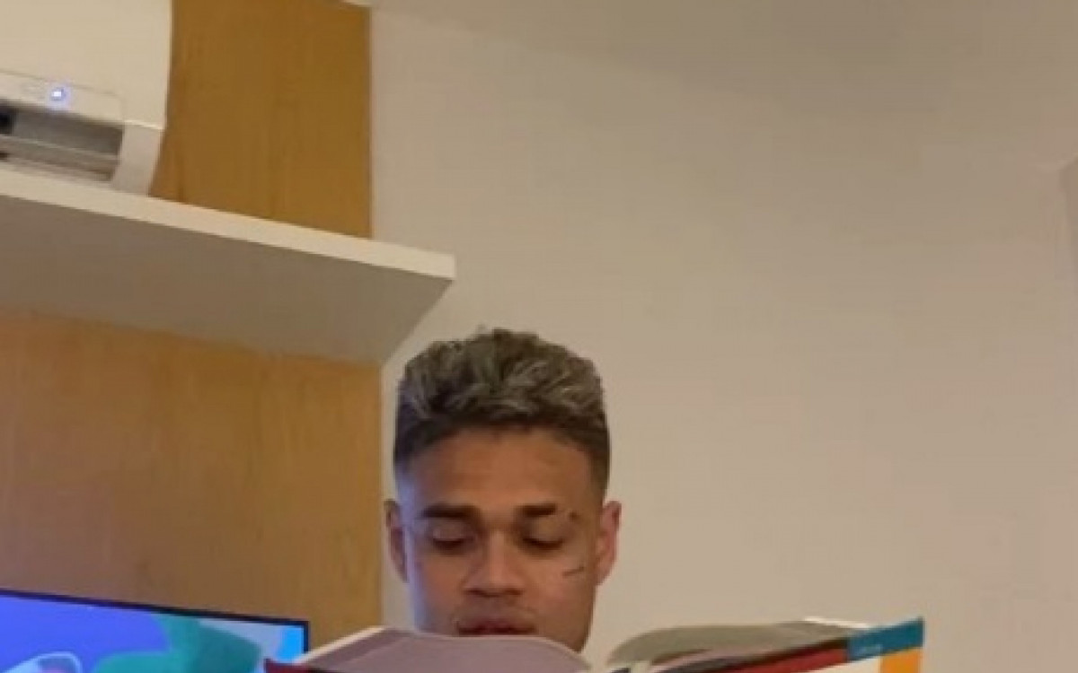 MMC Cabelinho faz anivers&aacute;rio e ganha declara&ccedil;&atilde;o de Bella Campos