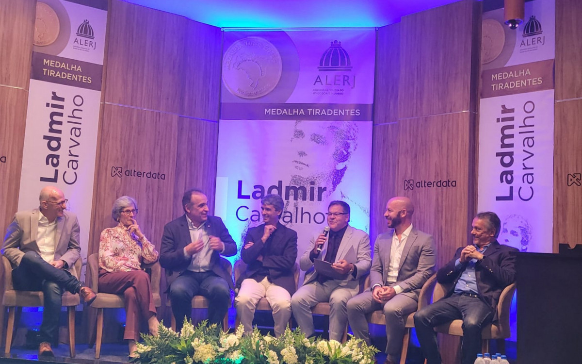 Ladmir Carvalho recebe homenagem de personalidades como o empres&aacute;rio Andr&eacute; Cunha, Madalena Rucker, Deputado Federal Hugo Leal, Deputado Estadual S&eacute;rgio Louback, prefeito de Teres&oacute;polis Vinicius Claussen e o empres&aacute;rio Henrique Carregal