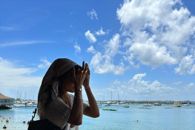 De volta a Salvador, Rafa Kalimann posa em praia paradisíaca