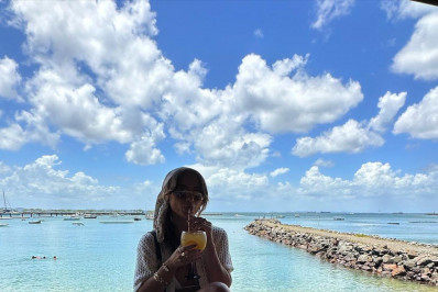 De volta à Salvador, Rafa Kalimann posa em praia paradisíaca