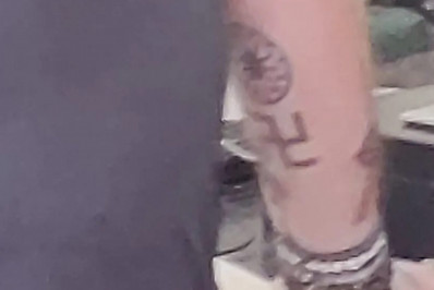 Polícia indicia por racismo homem flagrado com tatuagens de teor nazista