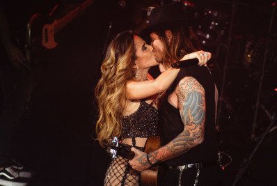 Wanessa Camargo e Dado Dolabella se beijam durante show em São Paulo