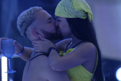 Larissa e Fred se beijam em festa e internautas vibram