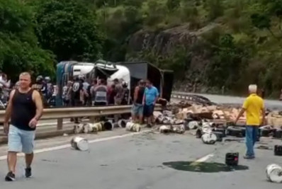 Caminhão com carga de óleo tomba na BR-040 em Petrópolis
