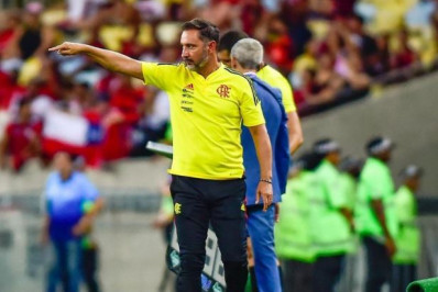 Vitor Pereira volta à tecla da defesa do Flamengo: 'Tem que melhorar'