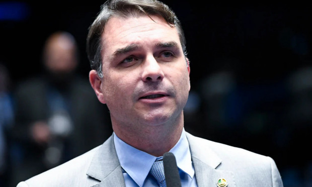 Flávio Bolsonaro admite que procurou Vorcaro para pedir recursos a filme sobre o pai