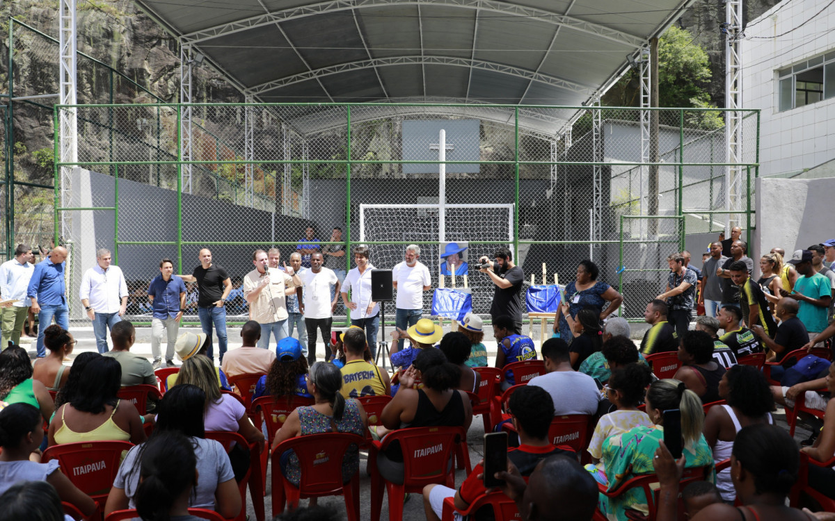 Prefeitura reforma quadra poliesportiva na comunidade Casa Branca - Marcos de Paula / Prefeitura do Rio