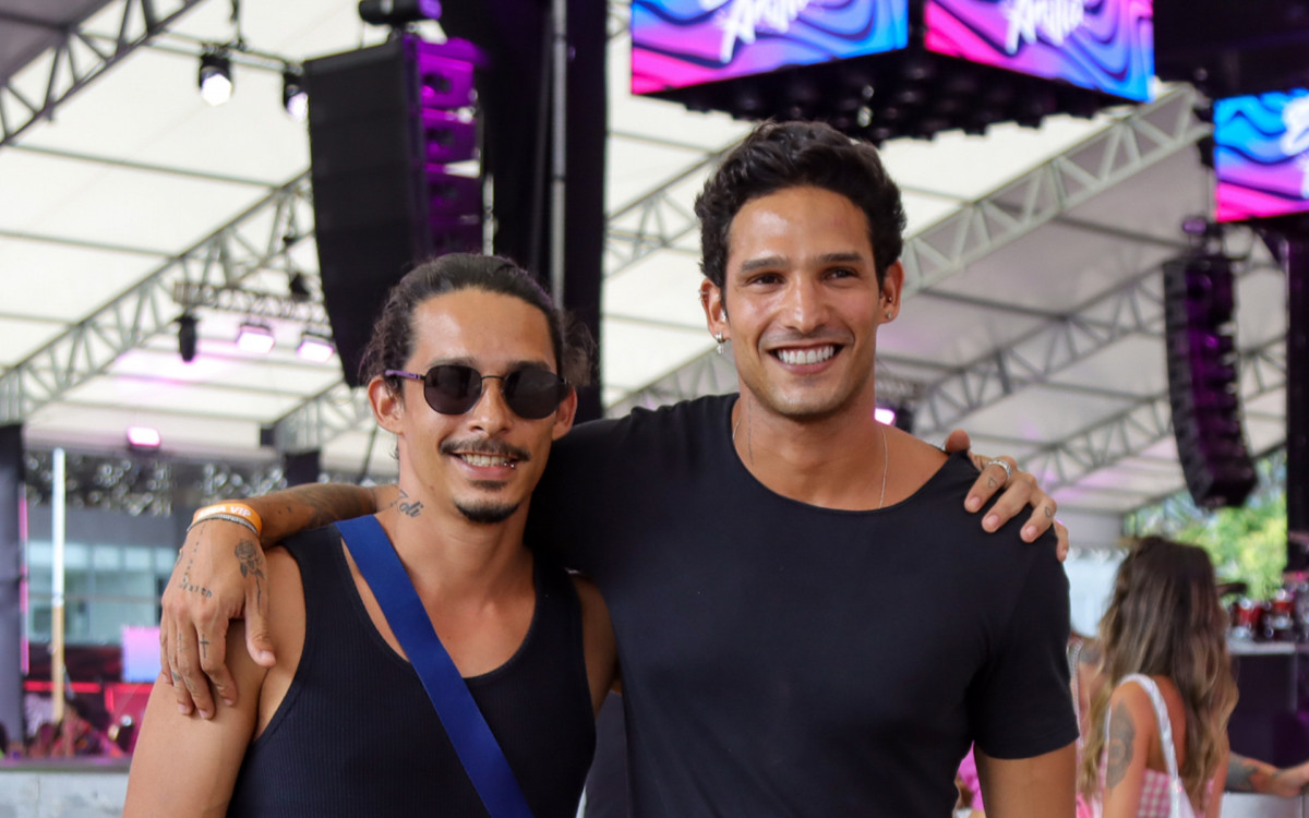 Jo&atilde;o Zoli e o irm&atilde;o Pedro prestigiam show de Anitta no Rio de Janeiro