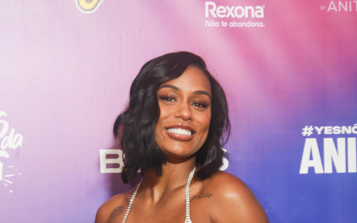 MC Rebecca prestigia show de Anitta no Rio de Janeiro