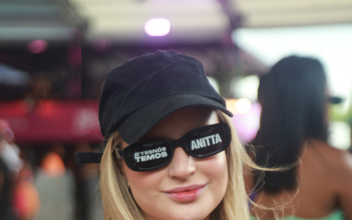 Sophia Valverde prestigia show de Anitta no Rio de Janeiro