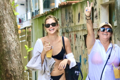 Agatha Moreira passeia com amigas pelo Rio de Janeiro enquanto exibe novo visual