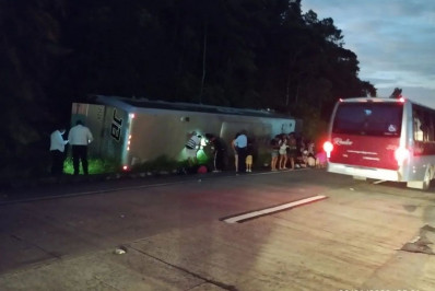 Ônibus tomba e deixa mais de 20 feridos na Serra de Petrópolis