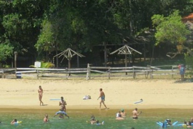 Deslizamento de terra atinge restaurante em Paraty