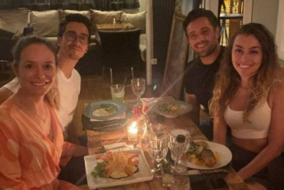 Rafael Cardoso e Vivian Linhares posam juntos durante jantar 