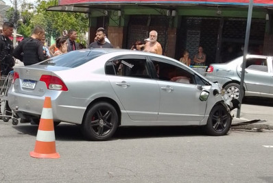 Carro invade supermercado em Ramos e atinge criança