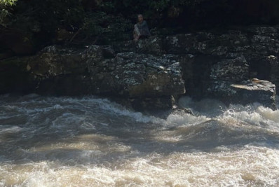 Turista americano desaparece em cheia de cachoeira em Goiás; bombeiros fazem buscas