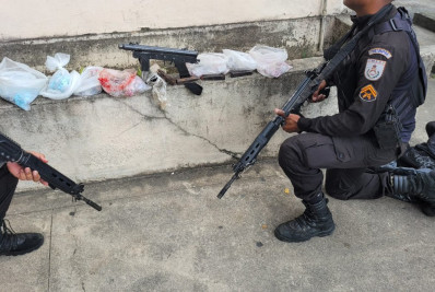 Suspeito é baleado em confronto na Vila Vintém; policiais buscam fugitivos da prisão no local