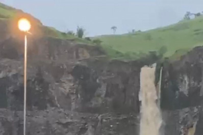 Vídeo: Temporal causa rolamento de pedras próximo a shopping na Baixada