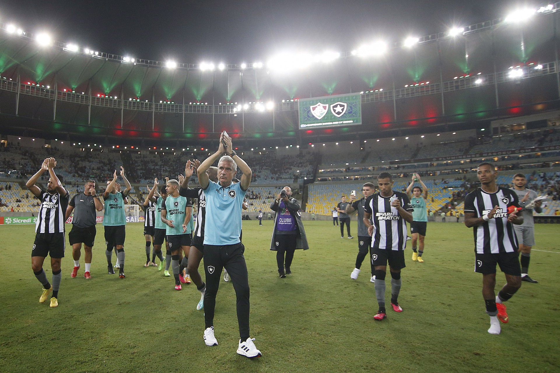 Luís Castro e jogadores do Botafogo saúdam a torcida  - Vítor Silva/Botafogo