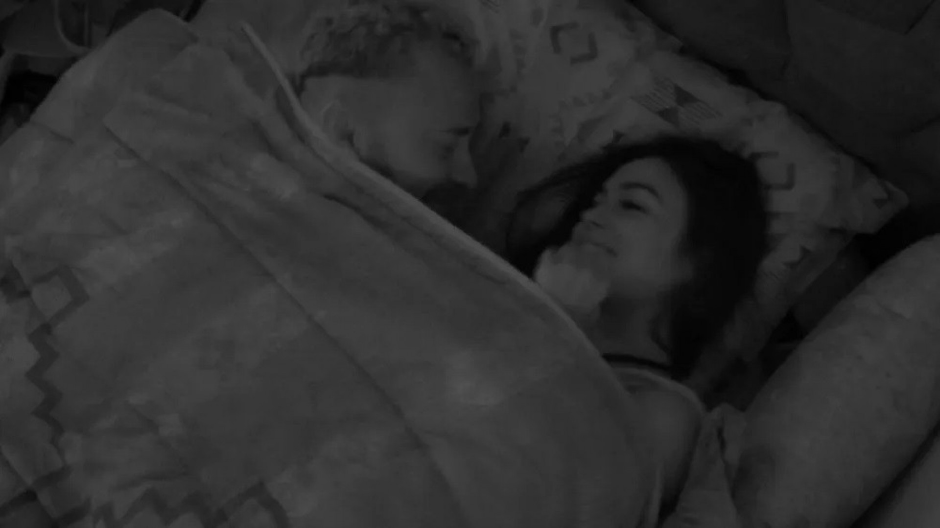 Larissa e Fred juntos no edredom - Reprodu&ccedil;&atilde;o de v&iacute;deo / TV Globo