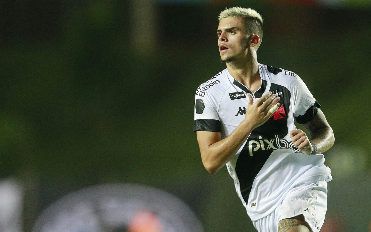 Gabriel Pec comemora gol marcado na partida entre Vasco e Volta Redonda