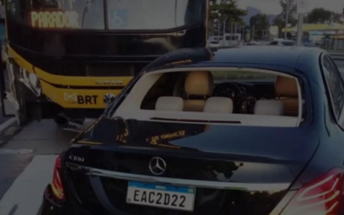 No último dia 21 de janeiro, ao fazer uma conversão proibida, um carro colidiu com um coletivo do BRT