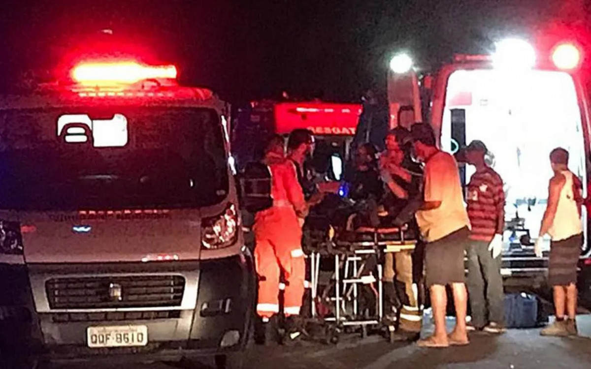 Bombeiros de quatro cidades prestaram socorro às vítimas. Acidente deixou quatro mortos e 28 feridos  - Divulgação