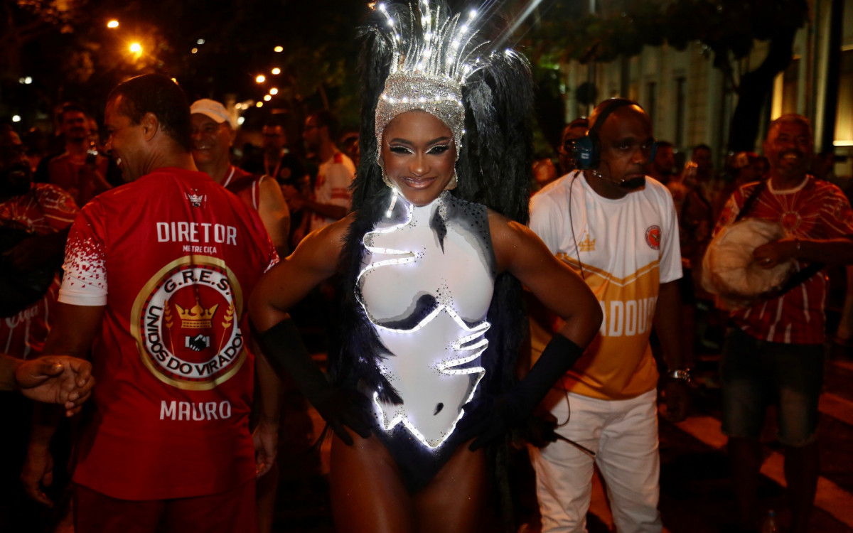 Erika Januza brilha no ensaio de rua da Acad&ecirc;micos do Viradouro, em Niter&oacute;i, na noite deste domingo