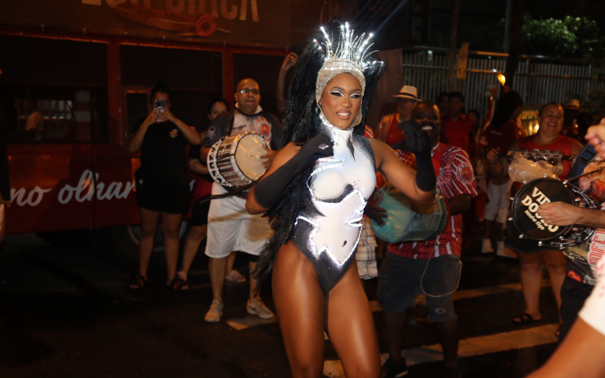 Erika Januza brilha no ensaio de rua da Acad&ecirc;micos do Viradouro, em Niter&oacute;i, na noite deste domingo