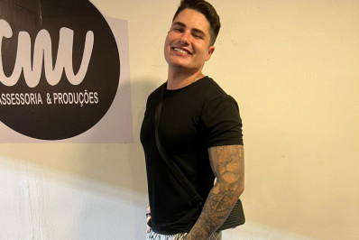 Ex-marido de Jojo Todynho, Lucas Souza curte camarote no sambódromo ao lado de beldades