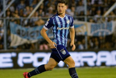 Zagueiro argentino chega ao Rio para assinar com o Vasco: 'Time muito grande'