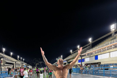 Peladão da Casa de Vidro do BBB 23 surge em traje mínimo no Sambódromo