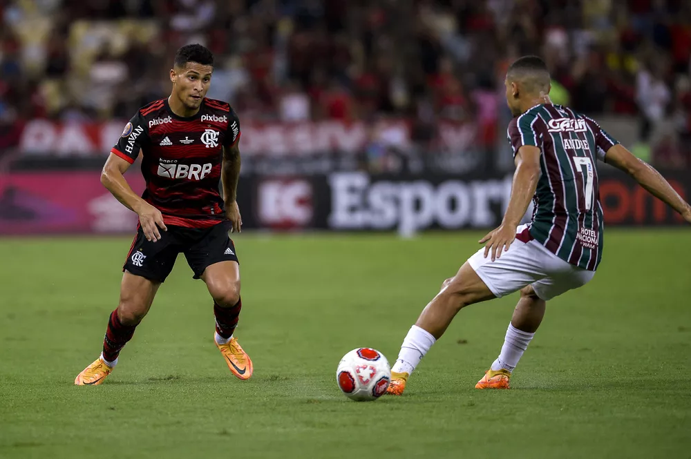 André diz que Fluminense é favorito contra o Flamengo: 'Estamos jogando  mais