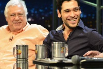 Bruno Fagundes comenta relação com o pai após assumir namoro com ator: 'Aliado'