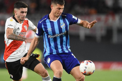 Vasco entra em acordo com Capasso e argentino chega ao Rio nesta semana