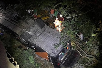 Ônibus com time de futebol cai de ponte e deixa mortos e feridos na BR-116