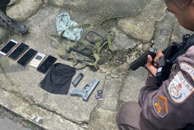 Polícia Militar prende dois assaltantes com pistola e celulares roubados em Belford Roxo