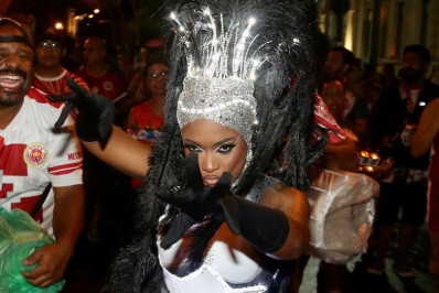 Erika Januza mostra samba no pé no ensaio de rua da Viradouro